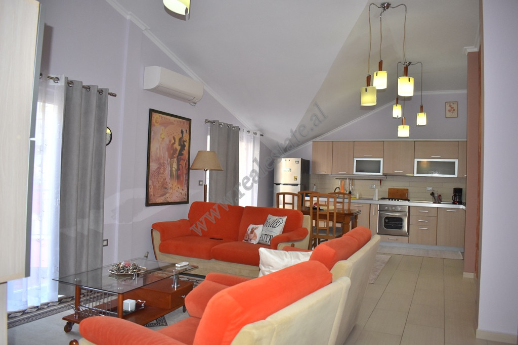 Apartament 3+1 me qira tek Komuna e Parisit ne Tirane